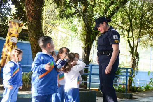 GCM de São Bernardo alia profissão e maternidade reforçando segurança na escola da filha