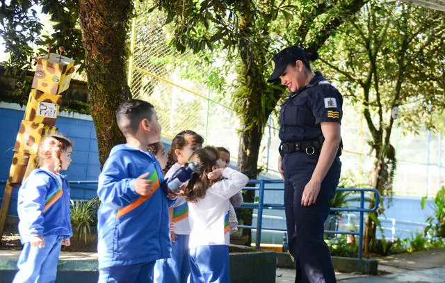 GCM de São Bernardo alia profissão e maternidade reforçando segurança na escola da filha