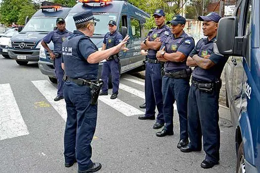 GCM prende dois homens com arma e celulares roubados na região central