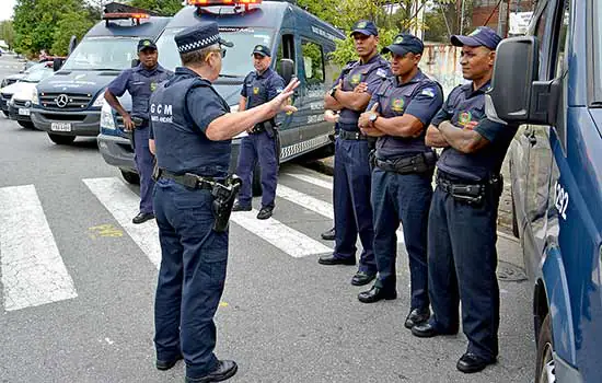 GCM prende dois homens com arma e celulares roubados na região central