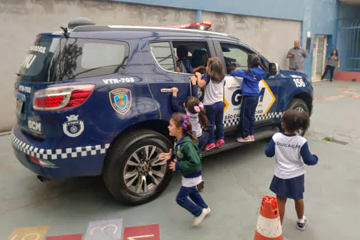 GCM de São Caetano visita EMEI Francisco Falzarano a pedido de aluno de 3 anos