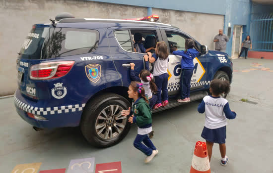 GCM de São Caetano visita EMEI Francisco Falzarano a pedido de aluno de 3 anos