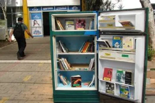 Em SP, projeto transforma geladeira usada em biblioteca comunitária