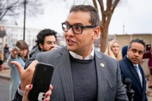 George Santos, deputado brasileiro nos EUA, é preso e responderá por diversas acusações