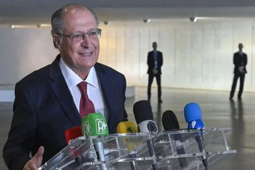 “Só faltam escandalosos juros caírem”, defende Alckmin