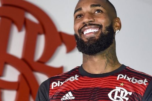 Meio-campista Gerson retorna ao Flamengo com contrato até 2027