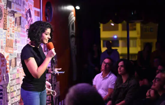 Giovana Fagundes apresenta o stand-up “A vida é muito boa