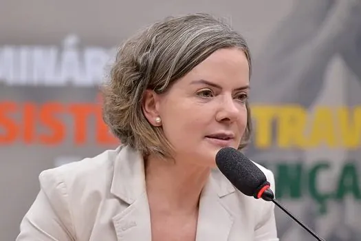 Gleisi Hoffmann culpabiliza Bolsonaro pela violência contra eleitores petistas