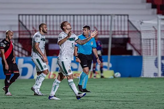 Goiás vence Atlético-GO e diminui vantagem para sair da lanterna do brasileirão