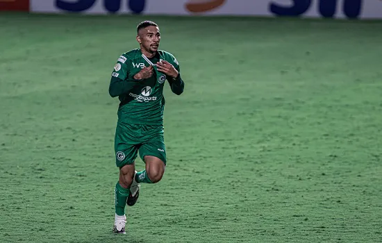 Com belo gol no fim