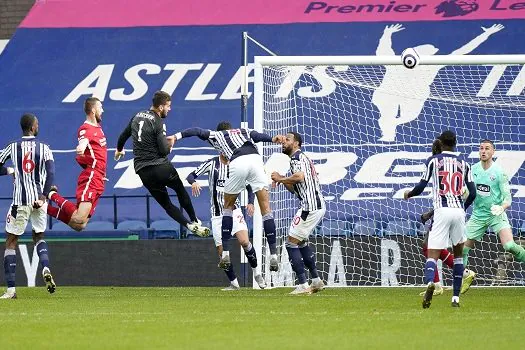 Alisson faz gol de cabeça e deixa Liverpool vivo na briga pela Liga dos Campeões