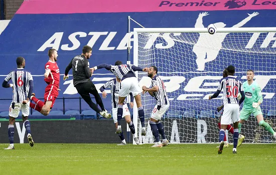 Alisson faz gol de cabeça e deixa Liverpool vivo na briga pela Liga dos Campeões