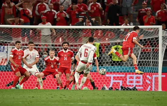 Dinamarca goleia Rússia e se garante nas oitavas da Eurocopa