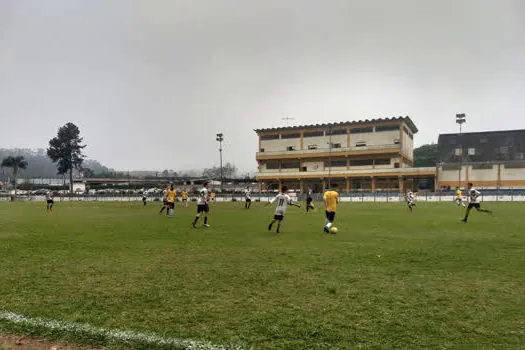 Alunos do Gol do Brasil de Ribeirão Pires participam de partida amistosa