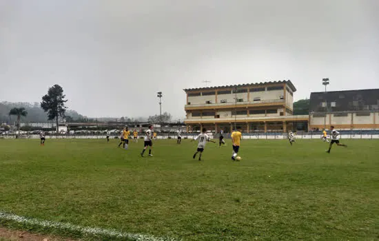 Alunos do Gol do Brasil de Ribeirão Pires participam de partida amistosa