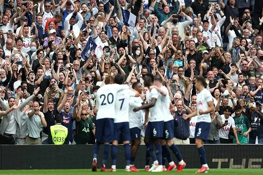 Tottenham carimba a faixa do City no jogo mais aguardado da abertura do Inglês