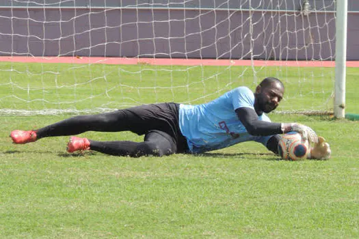 Mais experiente do elenco, goleiro Maurício destaca foco visando a estreia