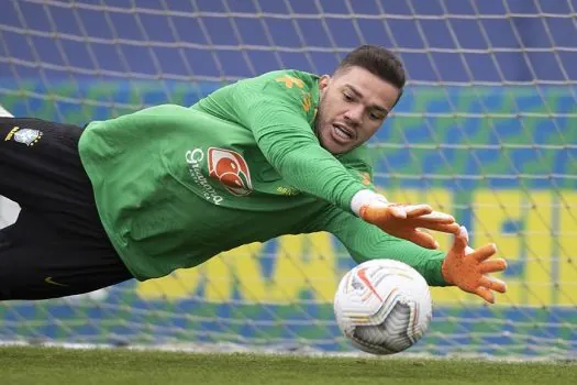 Ederson vê seleção brasileira bem servida no gol: ‘Três goleiros de qualidade’