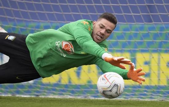 Ederson vê seleção brasileira bem servida no gol: ‘Três goleiros de qualidade’