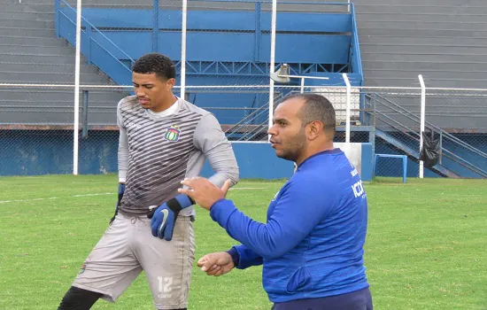 Bruno Brazion inicia ações com os goleiros