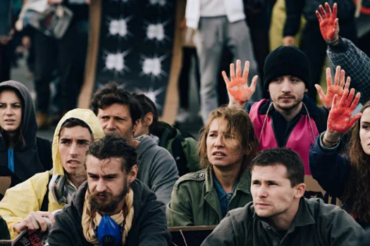 Pierre Niney, Emmanuelle Bercot e Gilles Lellouche em thriller com denúncia ambiental