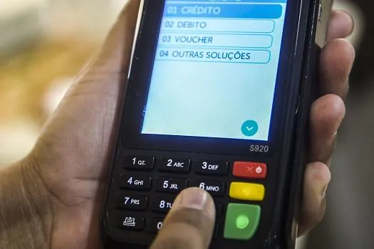 Com videoaulas, associação alerta consumidor sobre golpes com cartões