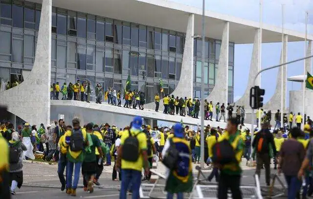 Empresas receberam pagamento em espécie para transportar radicais