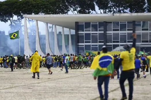 Imagens do 8/1 mostram ministro de Lula indicando saída a invasores; GSI nega conivência