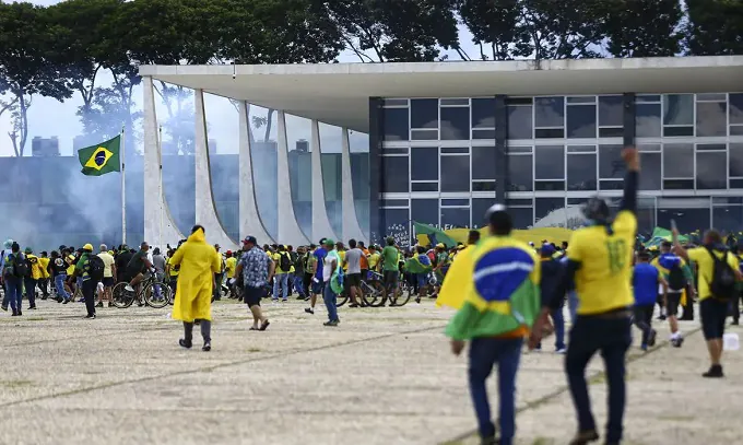 Imagens do 8/1 mostram ministro de Lula indicando saída a invasores; GSI nega conivência