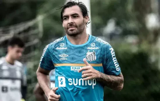 Ricardo Goulart não treina e fica mais perto de adeus no Santos