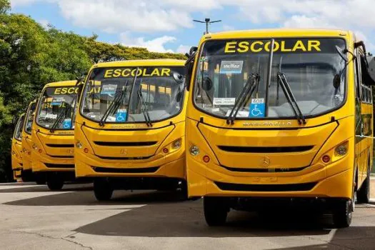 Governo de SP entrega 65 ônibus escolares e assina contrato para construção de 12 creches