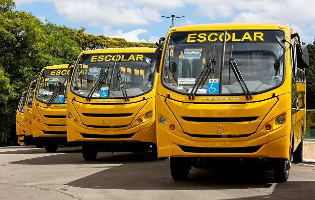 Governo de SP entrega 65 ônibus escolares e assina contrato para construção de 12 creches