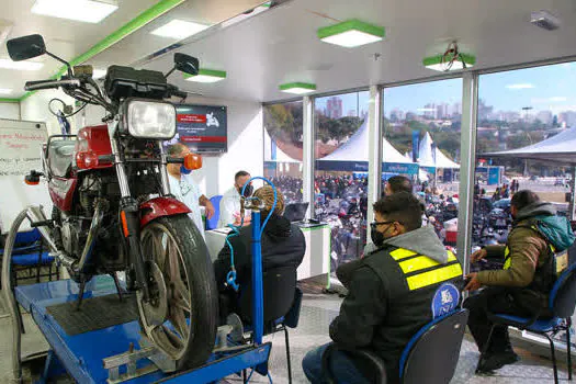 Governo de SP anuncia curso gratuito para motofretistas em Pit Stop do Detran.SP