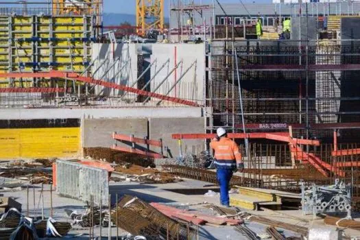 Líder do governo diz que MP de obras inacabadas na educação virará PL