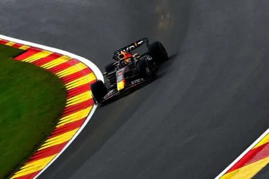 Verstappen ‘voa’ em última volta e faz pole na sprint do GP da Bélgica