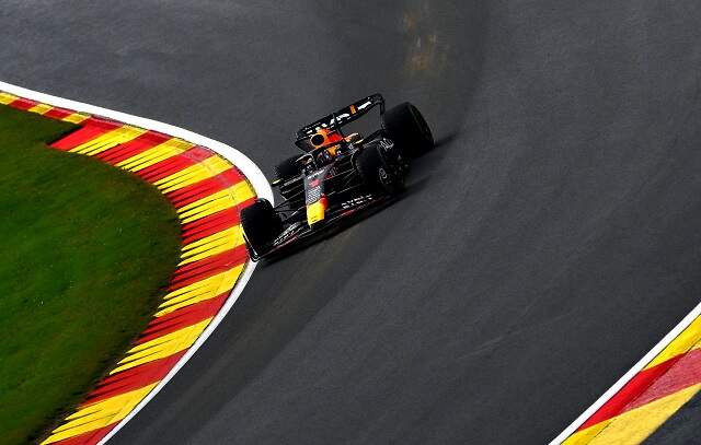 Verstappen ‘voa’ em última volta e faz pole na sprint do GP da Bélgica