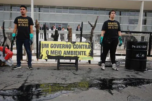 Ativistas do Greenpeace são presos em protesto no Palácio do Planalto