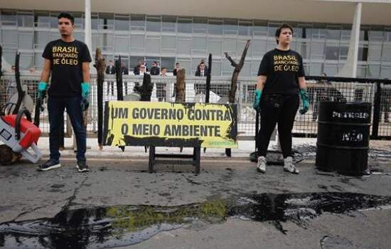 Ativistas do Greenpeace são presos em protesto no Palácio do Planalto