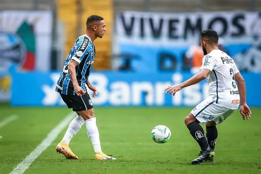 Com 3 pênaltis e gol no último minuto, Grêmio e Santos empatam em 3 a 3