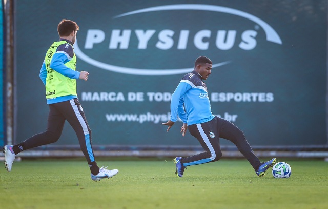 Grêmio recebe o desesperado Coritiba para manter a corrida pela liderança