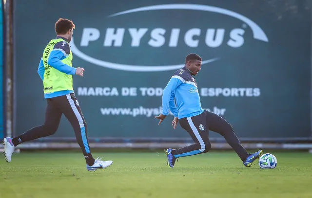 Grêmio recebe o desesperado Coritiba para manter a corrida pela liderança