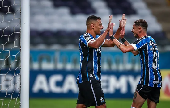 Grêmio vence Bahia e entra