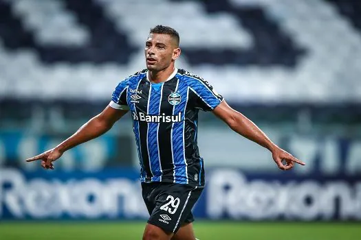 Diego Souza, artilheiro na goleada do Grêmio, leva bola para casa: ‘É um troféu’