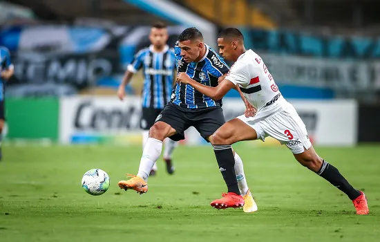 Grêmio consegue gol com Diego Souza e larga na frente do São Paulo na semifinal