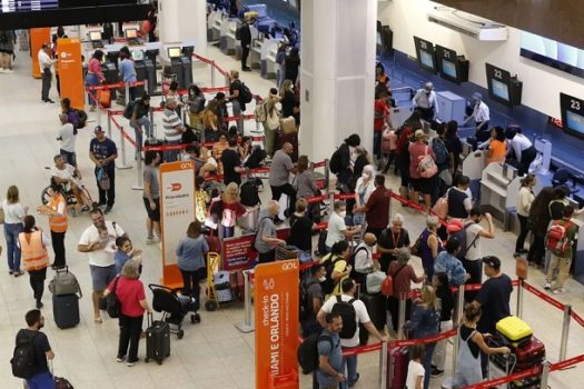 Greve dos tripulantes chega ao 4º dia com voos atrasados em 6 aeroportos