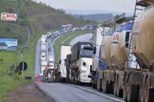 Caminhoneiros marcam greve, mas governo vê ameaça vazia