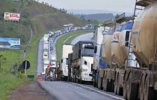 Caminhoneiros marcam greve