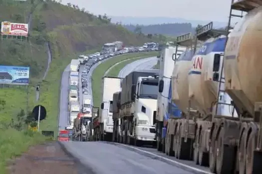 “Caminhoneiros não querem esmolas”, diz associação em nota, sobre ajuda de R$ 400