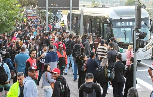 Greve parcial de ônibus afeta passageiros na cidade de São Paulo