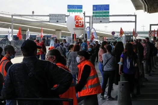 França: Com greve em aeroportos, 14% dos voos são cancelados em Paris